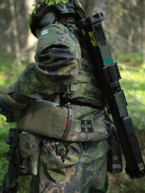 Savotta S-IFAK insert in horizontale houder op plate carrier