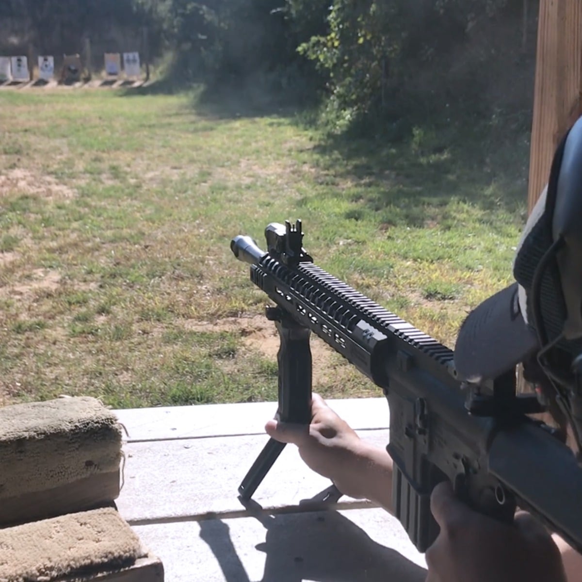 UTG D Grip Bipod in gebruik liggend schieten