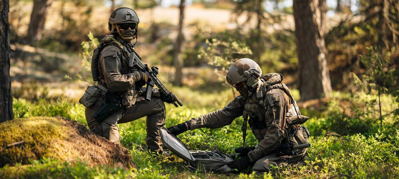 Twee tactical operators met uitrusting in een bos – A Full Metal Jacket